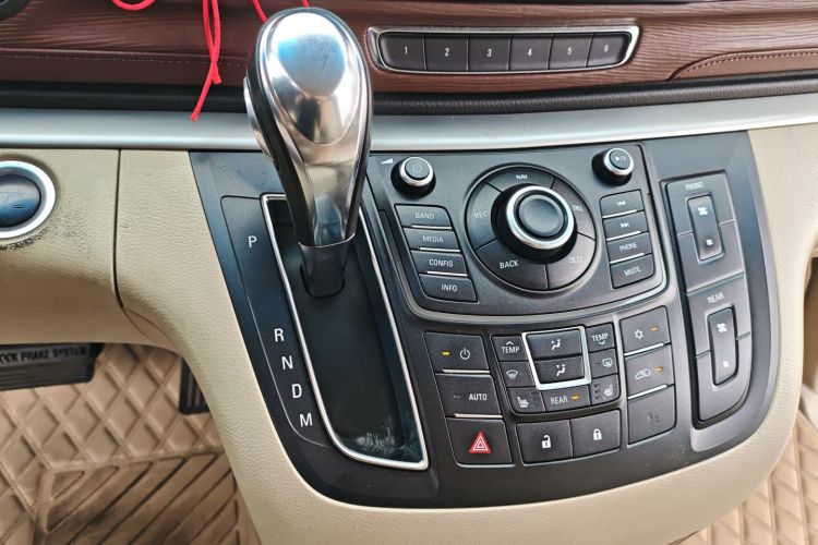 别克GL8 2014款 3.0L GT豪华商务豪雅版中控内饰18