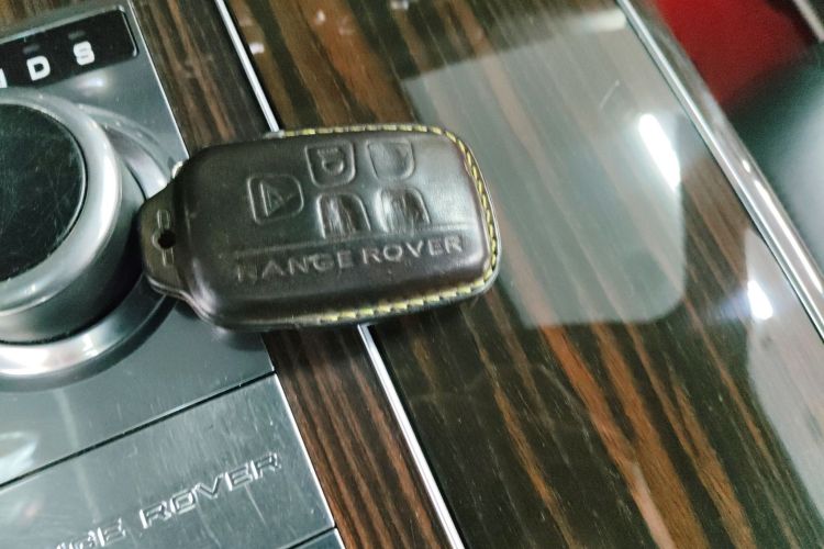 路虎 揽胜 2014款 3.0 SC V6 Vogue中控内饰11