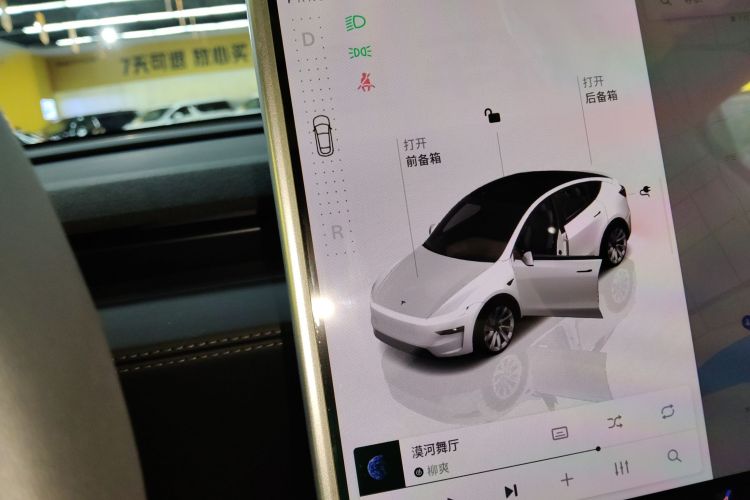 特斯拉 Model Y 2025款 后轮驱动 首发版中控内饰18