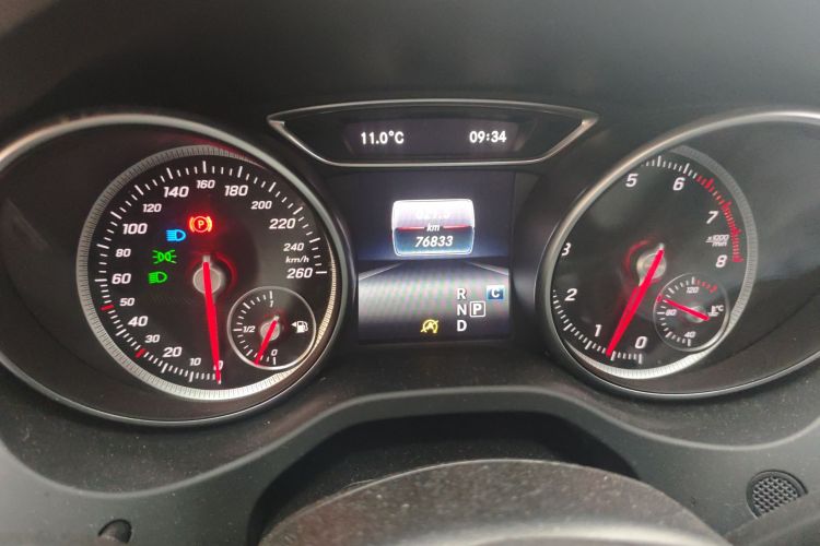 奔驰GLA 2018款 GLA 220 4MATIC 运动型中控内饰15