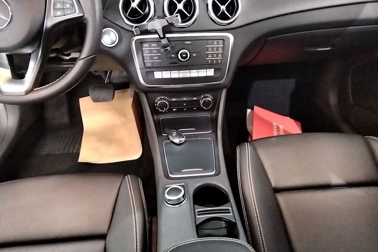 奔驰GLA 2018款 GLA 200 动感型中控内饰18