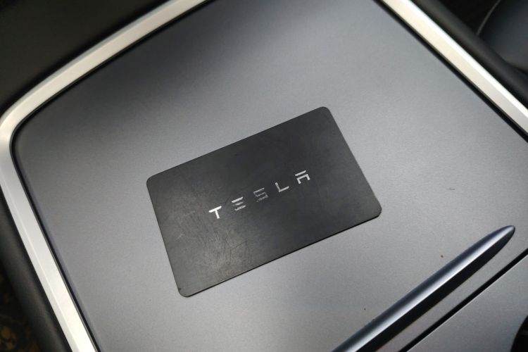 特斯拉 Model Y 2022款 长续航全轮驱动版中控内饰7001