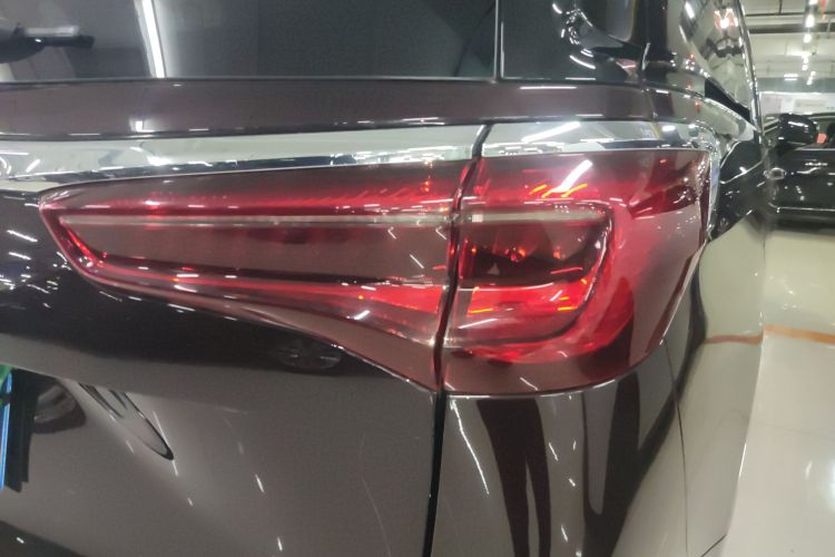 别克GL8 2022款 改款 Avenir艾维亚 七座亲礼版车身外观9