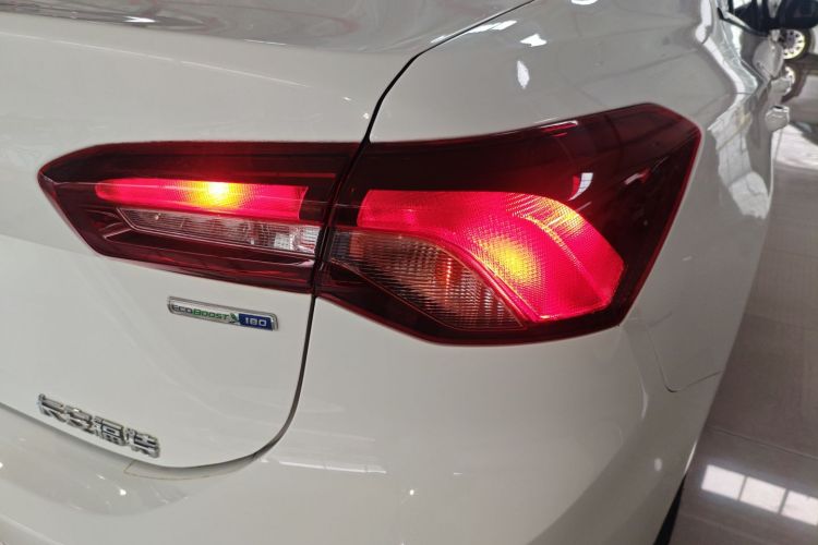 福特 福克斯 2022款 三厢 EcoBoost 180 自动竞速版车身外观9