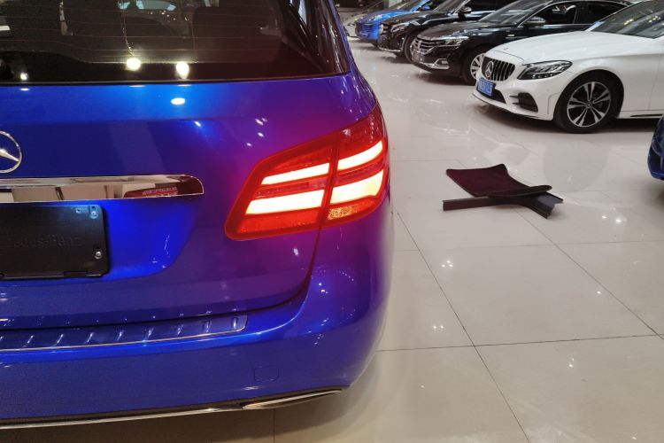 奔驰B级 2015款 B 200 时尚型车身外观9