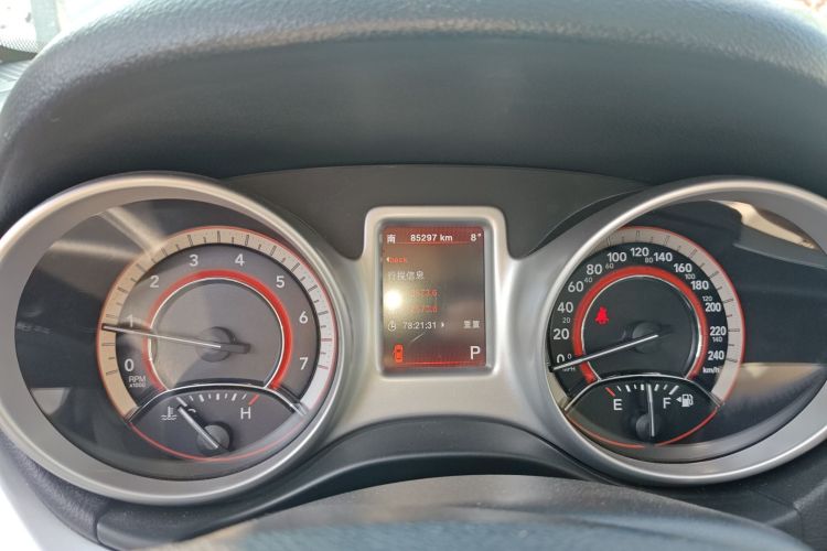 道奇 酷威 2013款 2.4L 两驱尊尚版中控内饰14