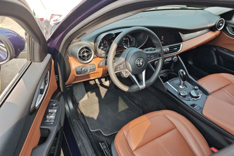 阿尔法·罗密欧 Giulia朱丽叶 2017款 2.0T 200HP 精英版中控内饰20