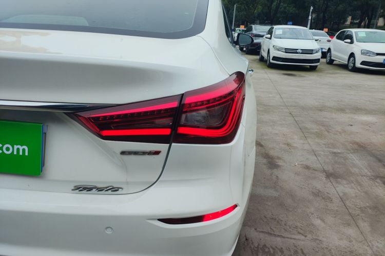 长安 逸动 2018款 1.6L GDI 手动领尚型车身外观9