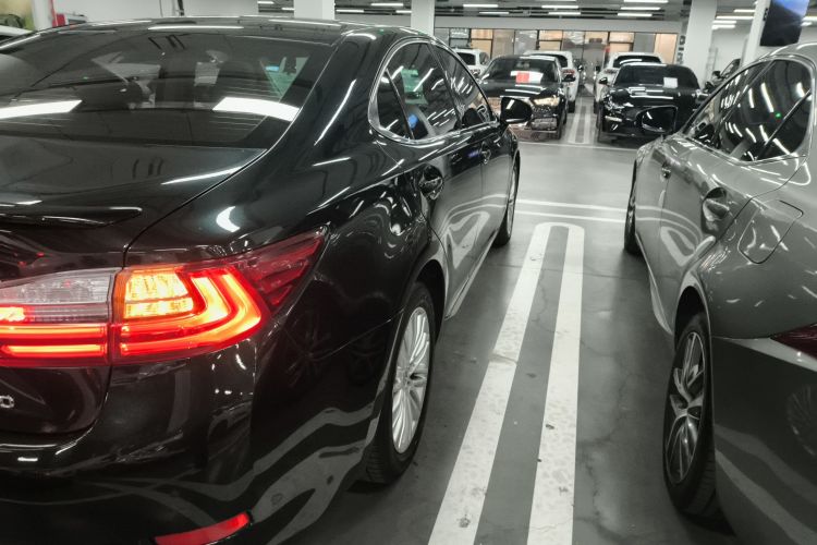 雷克萨斯ES 2015款 200 精英版车身外观9