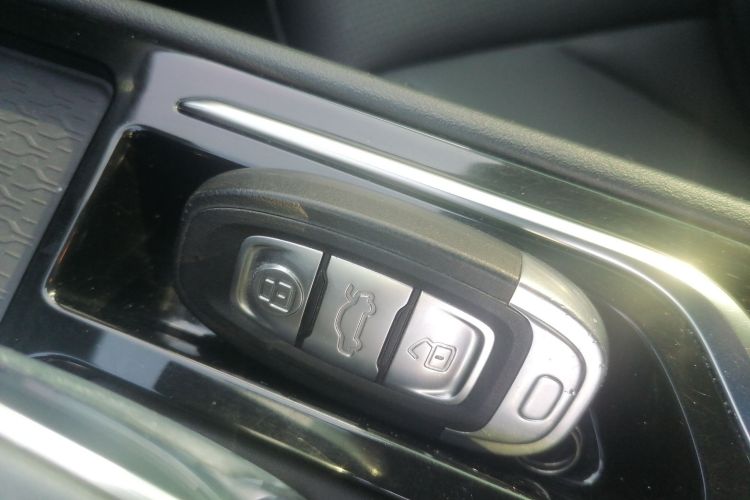 红旗E-QM5 2022款 431km 充电乐享版中控内饰7001