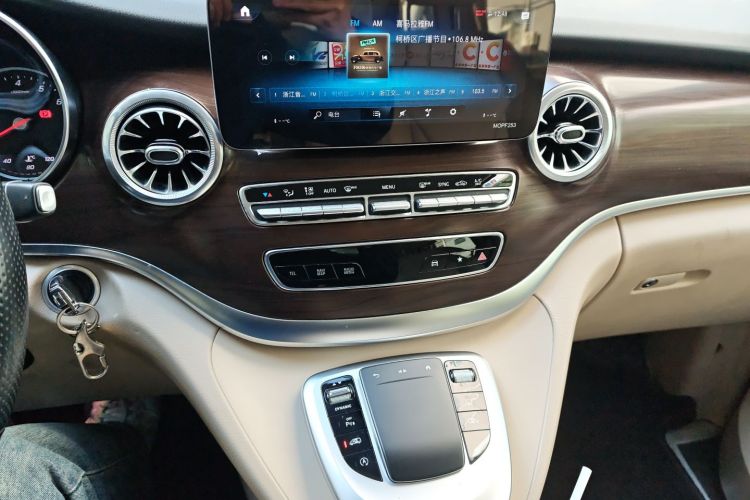 奔驰V级 2020款 V 260 尊贵版中控内饰16