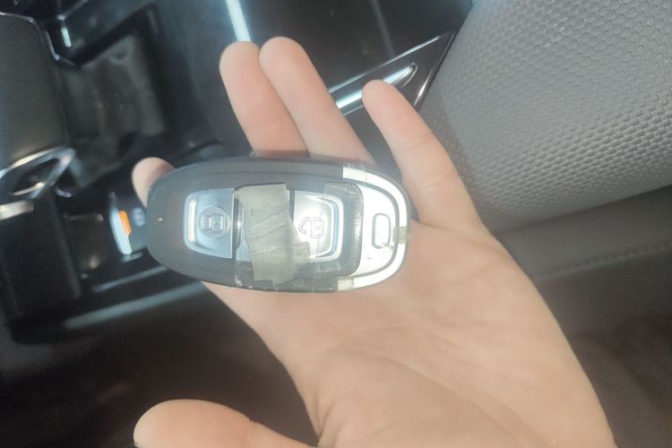 红旗E-QM5 2022款 431km 充电乐享版中控内饰7001