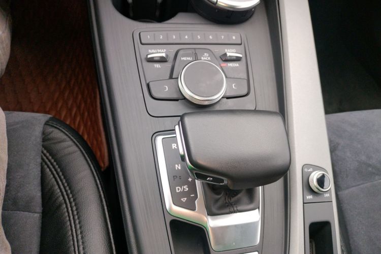 奥迪A4L 2019款 40 TFSI 进取型 国V中控内饰18