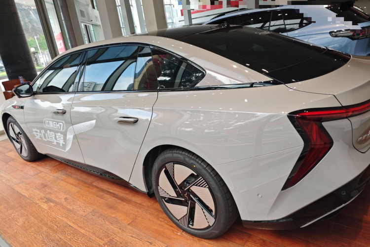 红旗EH7 2025款 640 四驱 智选版车身外观4