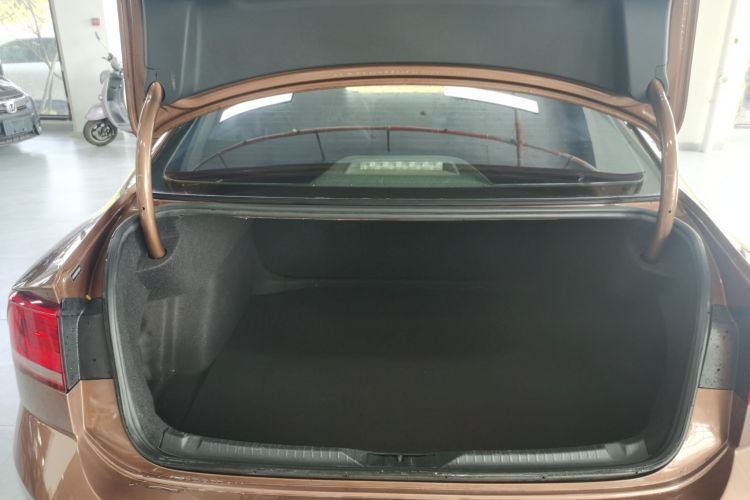 大众 凌渡 2017款 230TSI DSG风尚版机舱底盘23