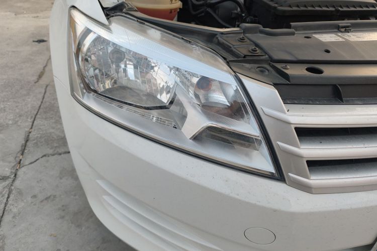 大众 桑塔纳 2015款 1.4L 手动风尚版车身外观8