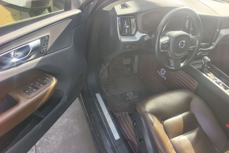 沃尔沃XC60 2019款 T5 四驱智逸版 国V中控内饰20