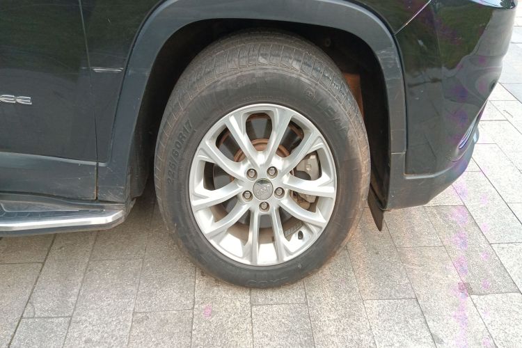 Jeep 自由光 2019款 2.0T 两驱智享版 国VI车身外观10