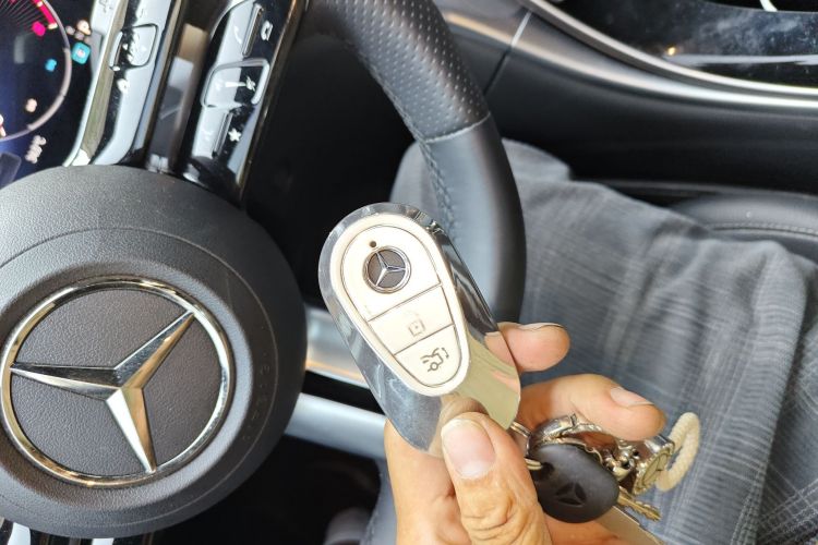 奔驰C级 2023款 C 260 L 皓夜运动版中控内饰7001