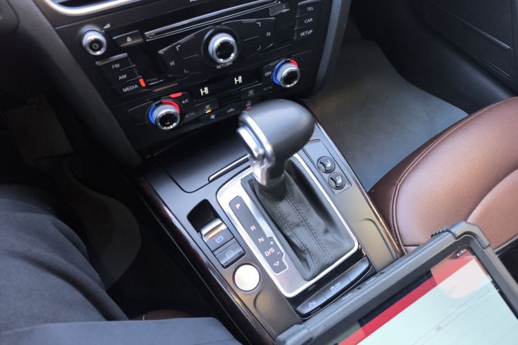 奥迪A4L 2016款 35 TFSI 典藏版 自动标准型中控内饰18