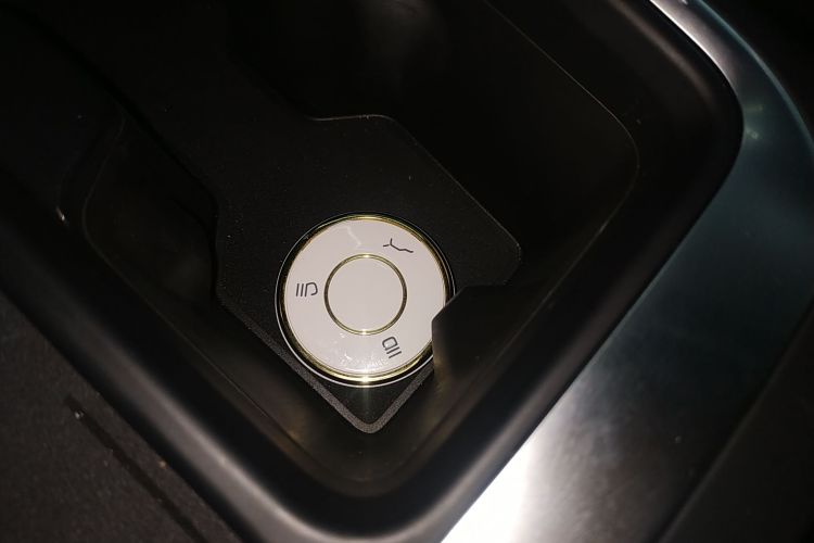 哪吒汽车 哪吒L 2024款 增程 310 闪充红衣版中控内饰11