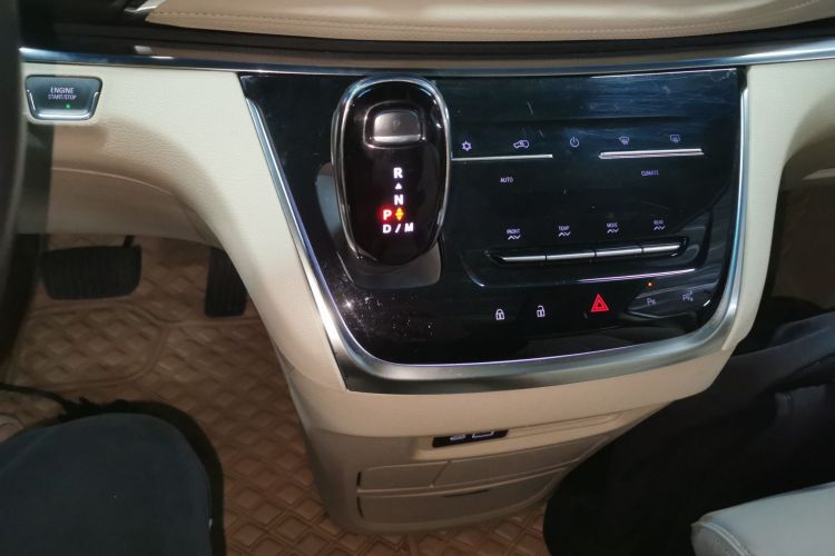 别克GL8 2023款 陆上公务舱 智慧尊贵型中控内饰18