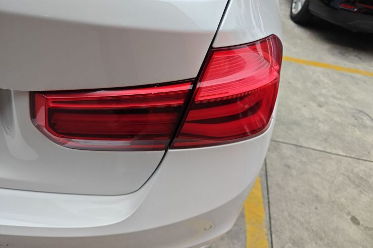 宝马3系 2016款 316i 时尚型车身外观9