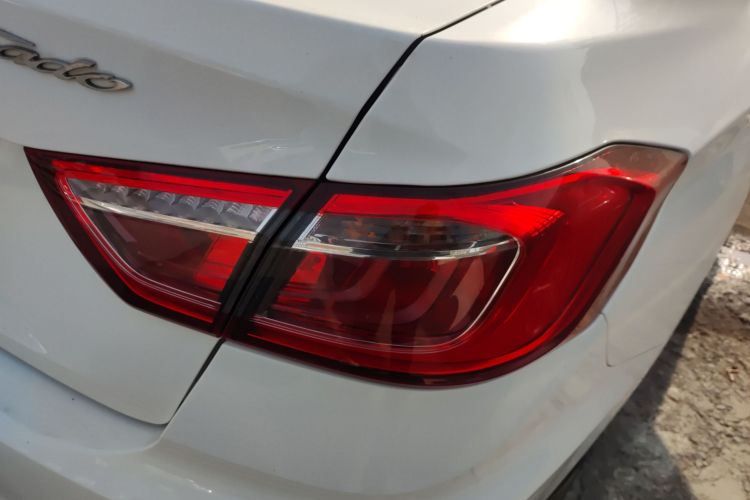 长安 逸动DT 2019款 1.6L 手动舒享型 国VI车身外观9