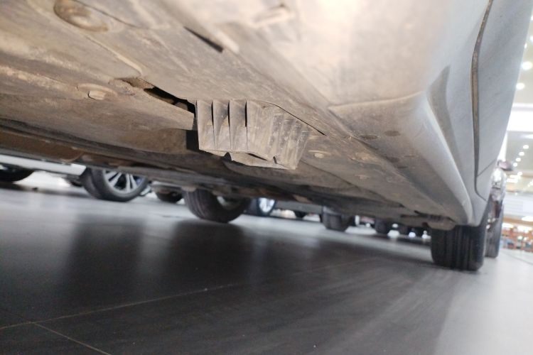 宝马X1 2018款 sDrive18Li 时尚型机舱底盘30