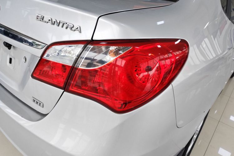 现代 悦动 2015款 1.6L 手动舒适型车身外观9