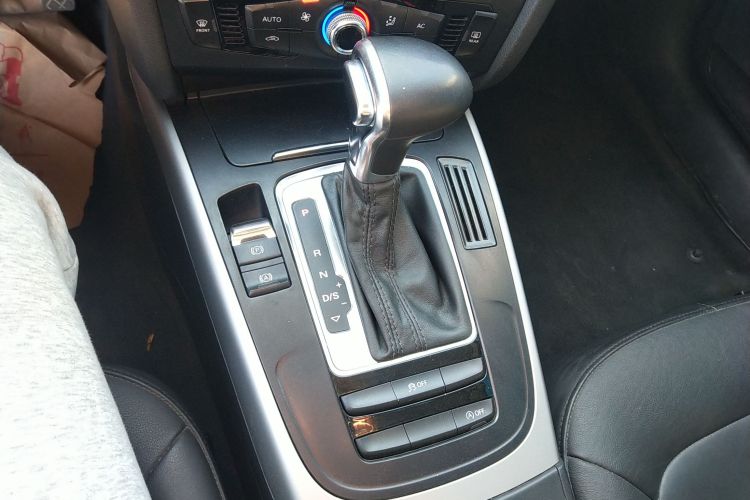 奥迪A4L 2013款 30 TFSI 自动舒适型中控内饰18