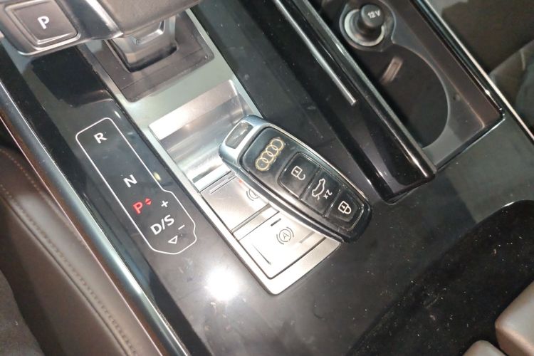 奥迪A8 2021款 A8L 55 TFSI quattro 豪华型中控内饰11