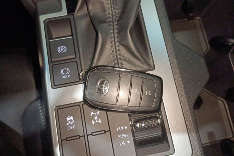 丰田 普拉多 2024款 2.4T 全能TX版 5座中控内饰11