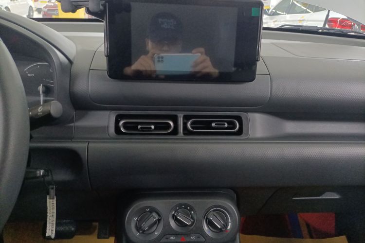 五菱汽车 五菱宏光新能源 2025款 增程式混动 50KM 舒适型中控内饰16