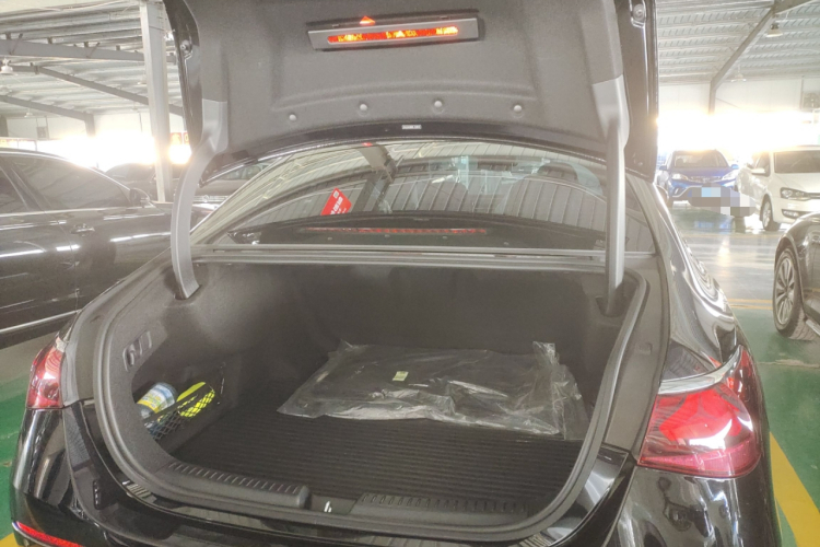 奔驰E级 2024款 改款 E 300 L 时尚型局部细节23