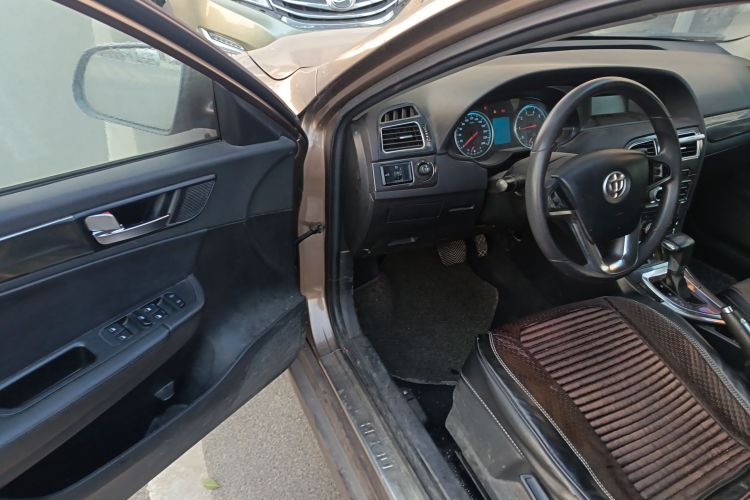 中华H530 2017款 1.6L 自动舒适型中控内饰20