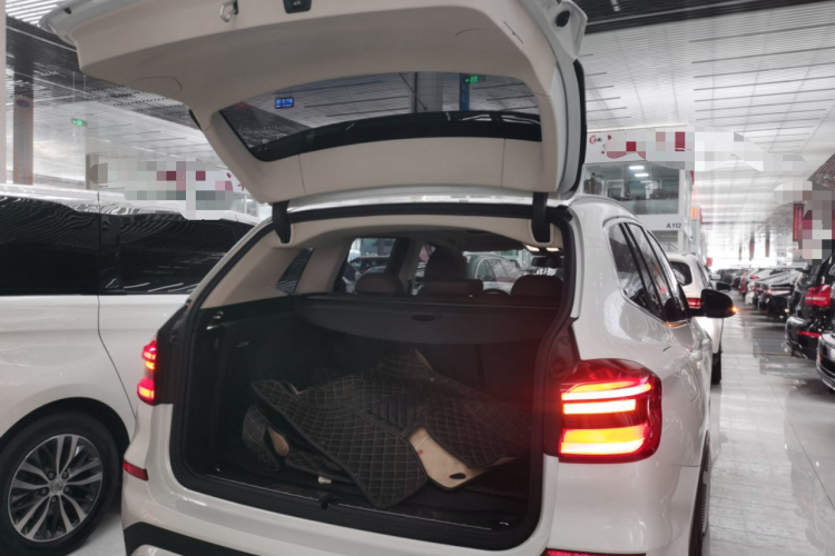 宝马X3 2020款  xDrive25i 豪华套装机舱底盘23