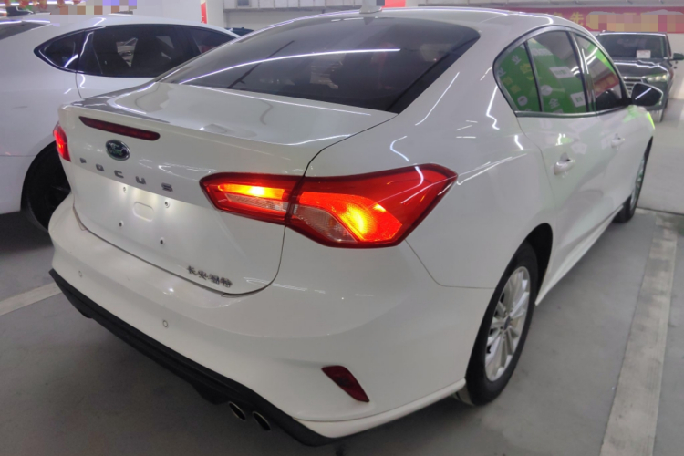 福特 福克斯 2020款 三厢 1.5L 自动锋跃型车身外观7