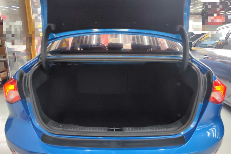 福特 福克斯 2021款 三厢 1.5L 自动锋跃型机舱底盘23