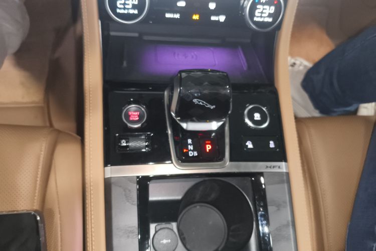 捷豹XFL 2022款 XFL 2.0T P250 两驱尊享豪华版中控内饰18