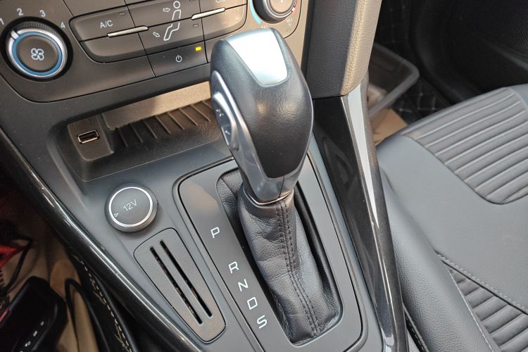 福特 福克斯 2018款 三厢经典 1.6L 自动风尚型智行版中控内饰18