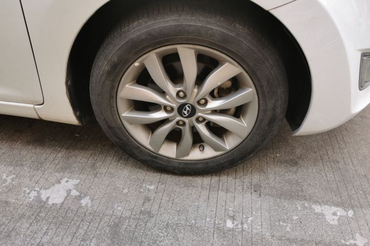 现代 朗动 2015款 1.6L 自动时尚型车身外观10