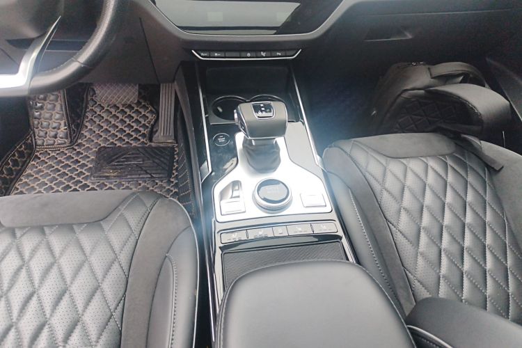 红旗HS5 2019款 2.0T 智联旗享四驱版中控内饰18