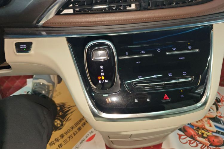 别克GL8 2021款 陆上公务舱 652T 豪华型中控内饰18