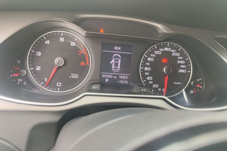 奥迪A4L 2015款 35 TFSI 自动标准型中控内饰15