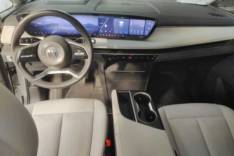 别克GL8 2025款 陆尊 智享版中控内饰7002