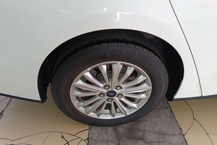 福特 福克斯 2021款 三厢 EcoBoost 180 自动锋潮型车身外观56