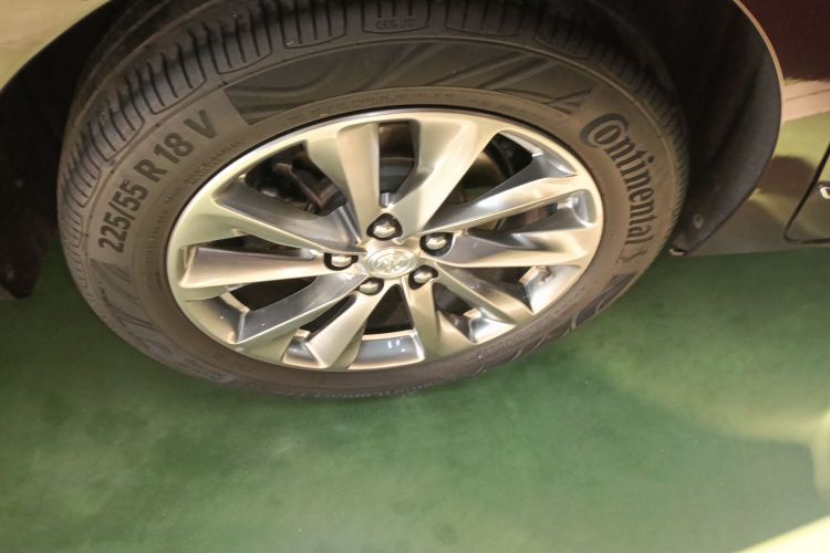 别克GL8 2021款 Avenir艾维亚 七座亲礼版车身外观6008