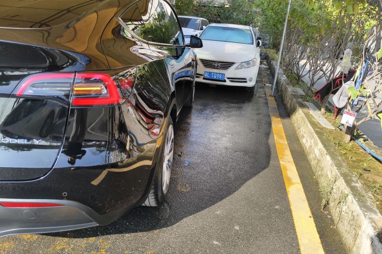 特斯拉 Model Y 2022款 后轮驱动版车身外观9