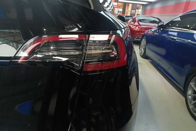 特斯拉 Model Y 2022款 长续航全轮驱动版车身外观9